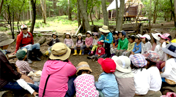 妖怪朽木倒の話を聞く子どもたち
