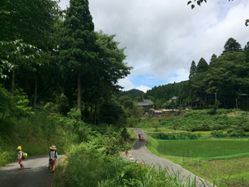 智頭の町を駆け回る子どもたち