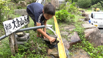 流しそうめん台を設置する子ども