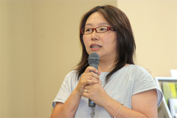 出張説明会で話す西村さん