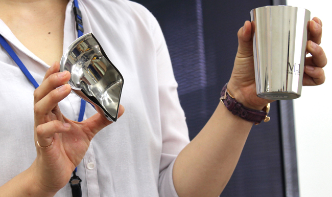 燕市の工場で、いくつもの段階の工程を経て研磨されたタンブラー