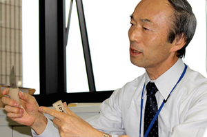 実際に授業で使われる小刀をもつ丸山さん