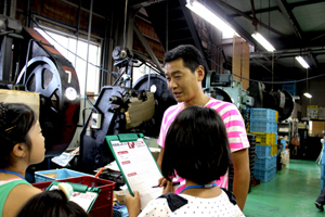 工場の体験イベントで子どもたちの質問に答える能勢さん