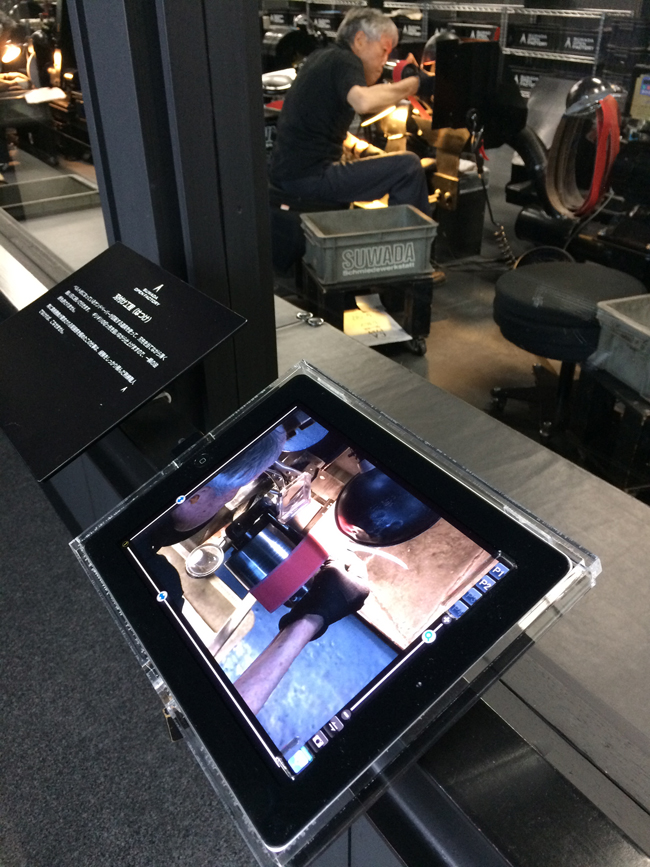 職人の技を安全に見られるようにオープンファクトリーに設置されたiPad