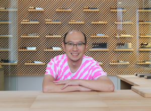 タダフサ代表・曽根さん、後方にはさまざまな包丁が並ぶ