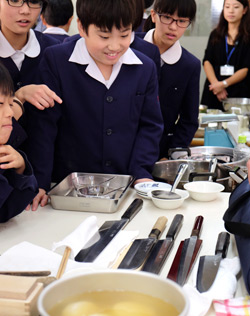 さまざまな包丁を見る生徒たち