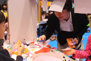 お寿司屋で握り寿司を買う筆者