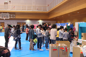 銀行に並ぶ子どもたち