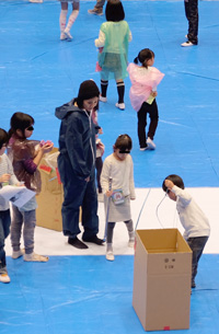 会場でゴミ拾いをする菊池さん