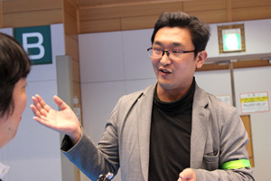 インタビューに応える松浦さん