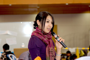 会場でファシリテイターを務める小竹さん