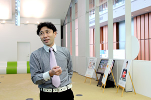 インタビューに応える塩瀬さん