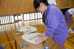 製作に取り組む生徒たち