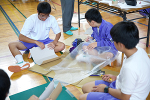 製作は話し合いながら