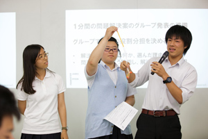 優勝したグループのプレゼンの様子