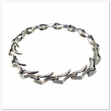 菅谷さんがつくったブレスレット