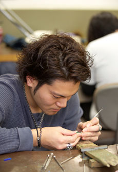 教室で作業する菅谷さん