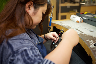 教室で作業する久保さん