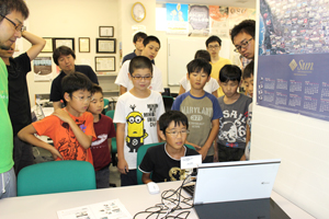 取材班が訪れたプログラミング道場の一場面