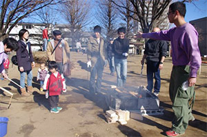 地域住民の親睦を目的とした焼き芋を主宰する関戸氏（一番右）
