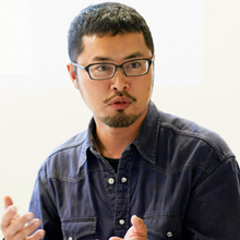 関戸博樹（プレイワーカー） フリーランスのプレイワーカー。冒険遊び場、児童館や放課後児童クラブ、保育園・幼稚園など、全国の子どもの遊び場づくりに関わり、コーディネートやスタッフ研修を行っている。2児の父でもあり、長男が1歳半から3歳半になるまでの2年間を主夫として過ごし、主夫としての経験を活かした親向け講座なども行っている。大妻女子大学非常勤講師。著書に「子どもの放課後にかかわる人のQ＆A50」（学文社・共著） がある。特定非営利活動法人日本冒険遊び場づくり協会、一般社団法人日本プレイワーク協会など複数の団体で理事を務める。