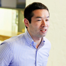 佐藤昭宏（ベネッセ教育総合研究所高等教育研究室研究員） 入社後、初等中等教育から高等教育分野まで幅広く、子ども・保護者・教員を対象とした実態調査や私教育市場に関する調査研究の設計・分析を担当。近年は大学や専門学校を中心とした高等教育機関や地方自治体の教育委員会との実践研究を通じた教育の質向上に関する調査・研究・開発活動に従事。生涯学習時代における学校教育と職業・社会のつながり方、青年期の主体的なキャリア形成を支援する場のデザインに関心を持っている。文部科学省「専修学校版デュアル教育推進事業」（2016）、「職業実践専門課程等を通じた専修学校の質保証・向上の推進事業」（2017～）事業推進委員