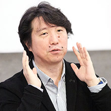 林信行（ITジャーナリスト）最新テクノロジーは21世紀の暮らしにどのような変化をもたらすかを取材し、伝えるITジャーナリスト。国内のテレビや雑誌、ネットのニュースに加えてソーシャルメディアで発信。また、コンサルタントとして、これからの時代にふさわしいモノづくりをさまざまな企業と一緒に考える取り組みも。iOSコンソーシアム顧問。一般財団法人 ジェームズ ダイソン財団理事。「あスコラ」ボードメンバー/コメンテーター。