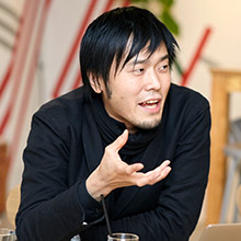 太刀川英輔（NOSIGNER株式会社代表、デザイナー）ソーシャルデザインイノベーション（未来に良い変化をもたらすデザイン）を目指し、見えないものをデザインすることを理念に総合的なデザイン戦略を手がける。建築・グラフィック・プロダクト等のデザインへの深い見識を活かした手法は世界的に高く評価されており、グッドデザイン賞金賞、アジアデザイン賞大賞（香港）、PENTAWARDSプラチナ賞（食品パッケージ世界最高位／ベルギー）、SDA 最優秀賞、DSA 空間デザイン優秀賞など国内外の主要なデザイン賞にて50以上の受賞を誇る。慶應義塾大学SDM特別招聘准教授。