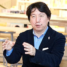 林信行（ITジャーナリスト、「あスコラ」ボードメンバー/コメンテーター。）最新テクノロジーは21世紀の暮らしにどのような変化をもたらすかを取材し、伝えるITジャーナリスト。国内のテレビや雑誌、ネットのニュースに加えてソーシャルメディアで発信。また、コンサルタントとして、これからの時代にふさわしいモノづくりをさまざまな企業と一緒に考える取り組みも。iOSコンソーシアム顧問。一般財団法人 ジェームズ ダイソン財団理事。