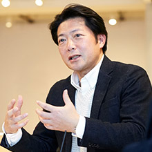 石坂貴明（ベネッセ教育総合研究所 BERD 編集長、「あスコラ」主宰）アメリカでホテル開発に従事後、ベネッセコーポレーションへ移籍。ベネッセ初のIRT(項目反応理論)採点の検定試験開発、社会人向け通信教育事業ユニット長など主に新規事業に多く関わる。その後、移住・交流推進機構の総括責任者として「地域おこし協力隊」制度などの立ち上げに参画、2013年より現職。「まなびのかたち」、「CO-BO」、「シリーズ・未来の学校 」、「SHIFT」などをプロデュース。