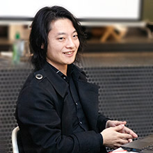 吉藤健太朗（株式会社オリィ研究所代表）高校時代に電動車いすの新機構の発明に関わり、2004年の高校生科学技術チャレンジ（JSEC）で文部科学大臣賞を、2005年にアメリカで開催されたインテル国際学生科学技術フェア（ISEF）に日本代表として出場し、GrandAward３位を受賞。高専で人工知能を学んだ後、早稲田大学創造理工学部へ進学。自身の不登校の体験をもとに、対孤独用分身コミュニケーションロボット「OriHime」を開発する。それにより、2012年、青年版国民栄誉賞である「人間力大賞」に選ばれる。開発したロボットを多くの人に使ってもらうべく、株式会社オリィ研究所設立。自身の実体験から、「ベッドの上に居ながら、会いたい人と会い、社会に参加できる未来の実現」を理念に、開発をすすめている。