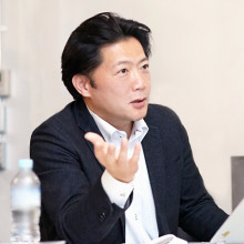 石坂貴明（ベネッセ教育総合研究所 BERD 編集長、「あスコラ」主宰）アメリカでホテル開発に従事後、ベネッセコーポレーションへ移籍。ベネッセ初のIRT(項目反応理論)採点の検定試験開発、社会人向け通信教育事業ユニット長など主に新規事業に多く関わる。その後、移住・交流推進機構の総括責任者として「地域おこし協力隊」制度などの立ち上げに参画、2013年より現職。「まなびのかたち」、「CO-BO」、「シリーズ・未来の学校」、「SHIFT」などをプロデュース。