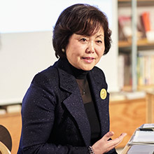 徳田ひとみ（在東京ブータン王国名誉総領事）: 1970年3月、日本女子大学文学部社会福祉科卒業。 1977年4月、徳田塾主宰。2002年、経済団体日本経営者同友会代表理事に就任。2006年、ＮＰＯ国連友好協会代表理事に就任。2010年4月、 在東京ブータン王国名誉総領事に就任。