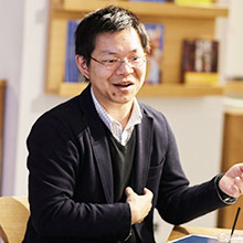 佐藤徳紀（ベネッセ教育総合研究所研究員）: 2012年株式会社ベネッセコーポレーションに入社後、中学生向けの理科の教材開発を担当、2016年6月から教育総合研究所に異動。初中等領域の調査「第６回学習指導基本調査」（2016年）、「子どもの生活と学び」研究プロジェクトの質的調査（2016年）を担当後、現在の情報企画室に着任。専門は電気工学、エネルギー・環境教育、理科教育、博士（工学）。