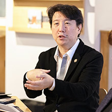 林信行（ITジャーナリスト、「あスコラ」ボードメンバー/コメンテーター）: 最新テクノロジーは21世紀の暮らしにどのような変化をもたらすかを取材し、伝えるITジャーナリスト。国内のテレビや雑誌、ネットのニュースに加えてソーシャルメディアで発信。また、コンサルタントとして、これからの時代にふさわしいモノづくりをさまざまな企業と一緒に考える取り組みも。iOSコンソーシアム顧問。一般財団法人 ジェームズ ダイソン財団理事。