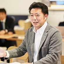 	石坂貴明（ベネッセ教育総合研究所 BERD 編集長、「あスコラ」主宰）: アメリカでホテル開発に従事後、ベネッセコーポレーションへ移籍。ベネッセ初のIRT(項目反応理論)採点の検定試験開発、社会人向け通信教育事業ユニット長など主に新規事業に多く関わる。その後、移住・交流推進機構の総括責任者として「地域おこし協力隊」制度などの立ち上げに参画、2013年より現職。「まなびのかたち」、「CO-BO」、「シリーズ・未来の学校 」、「SHIFT」などをプロデュース。