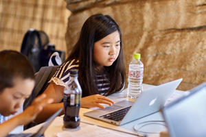 集中してプログラミングに取り組む子どもたち