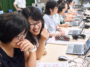 Scratchの動作に一喜一憂する参加者たち