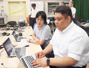 参加者（左）とCoderDojo柏代表の宮島さん（右）