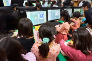 人気の高い模様には、プログラムを写す子が群がる