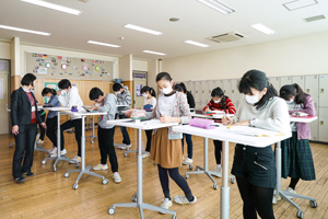 スタンディングテーブルを使用する生徒