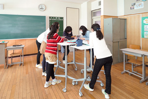 スタンディングテーブルを使ったグループでの話し合いの様子