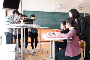 ノートをとるため、普段の椅子とスタンディングテーブルを組み合わせて使う生徒も