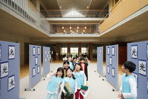 西南学院小のアトリウムに展示された児童の作品