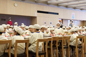 西南学院小の給食風景