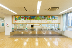 老人デイサービスセンターに贈るために、生徒が毎月制作しているという貼り絵カレンダー