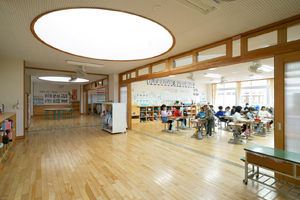 照沼小は、各教室の前のオープンスペースがゆったりととられている