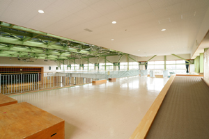 東海村立照沼小学校の体育館２階オープンスペース