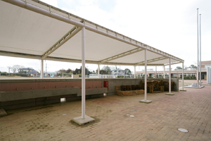 東海村立照沼小学校のかまどが置いてある屋外スペース