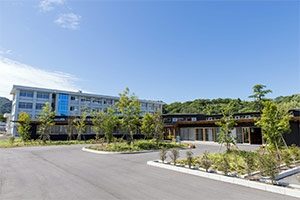 海星高校校舎。手前が2015年12月に竣工した新校舎